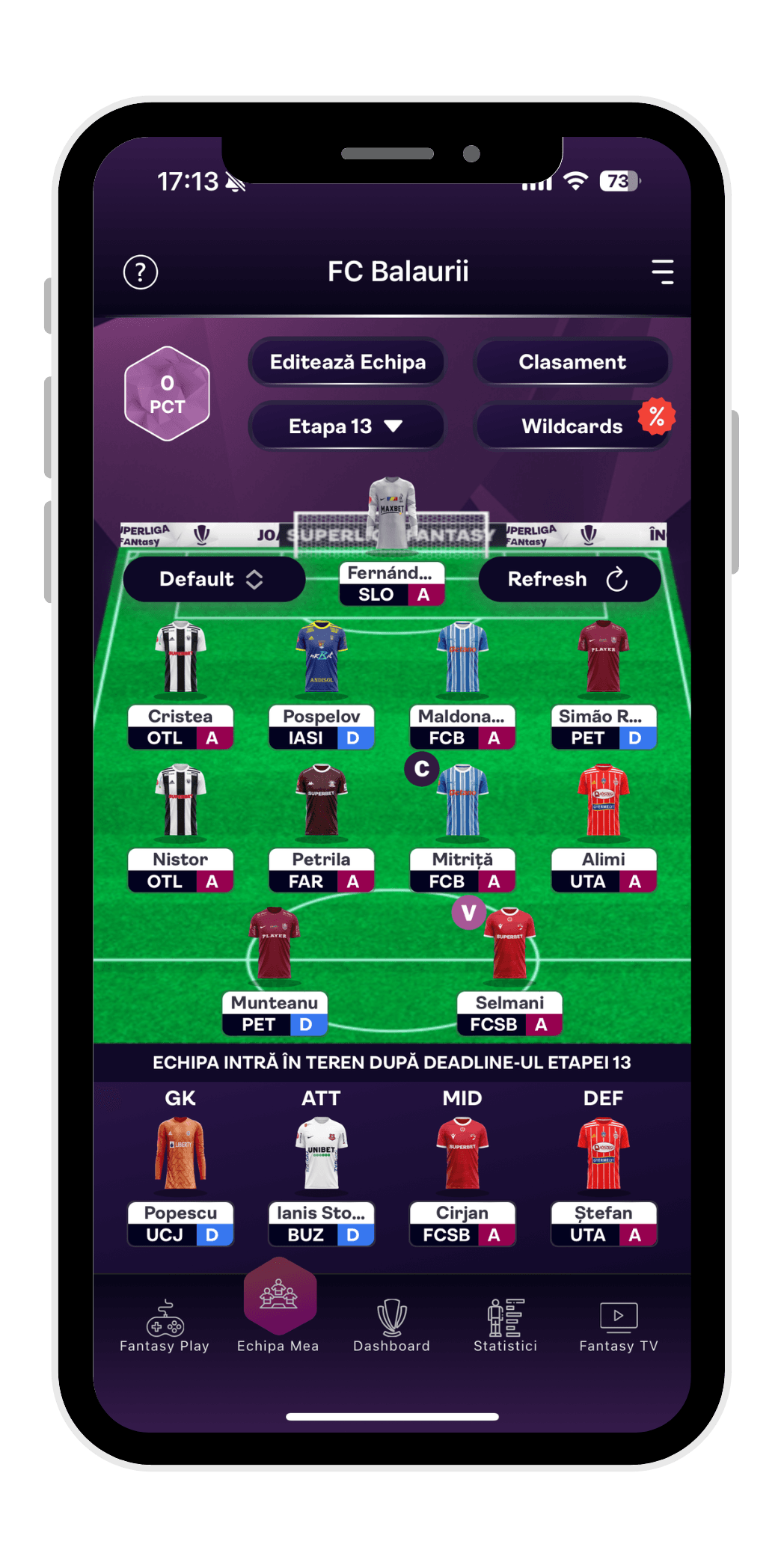 SuperLiga Fantasy app: team pitch and player lineup on iPhone
